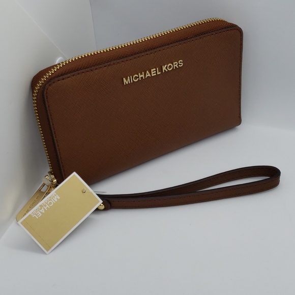 Michael Kors Handbags - Nwt mk large flat MF phone case luggage  leather